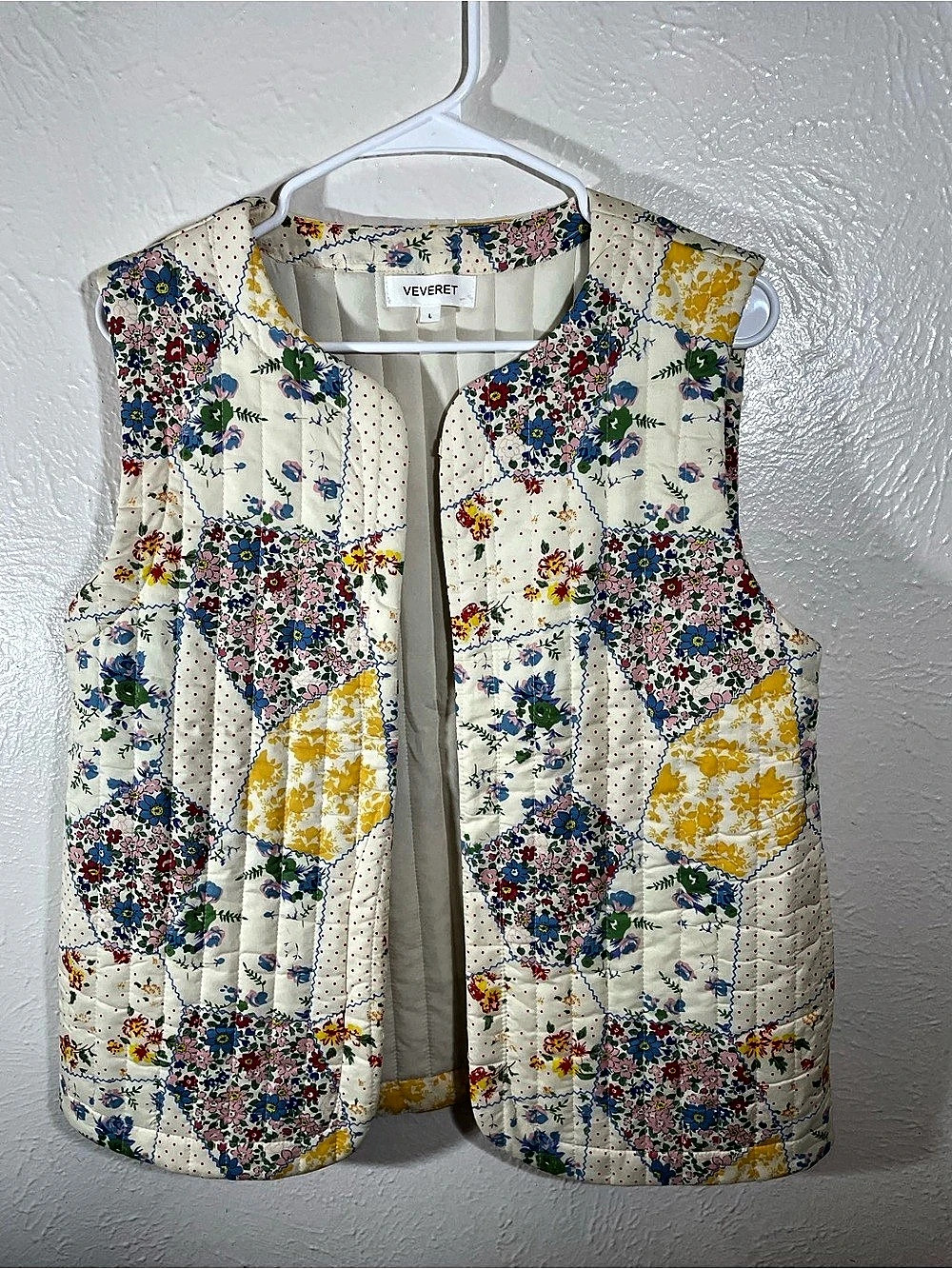 VEVERET Floral Quilted Vest in White & Blue Size Large
